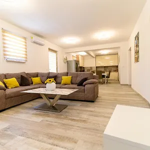 https://the-place-apartments-okrug-gornji.hotels-in-trogir.com